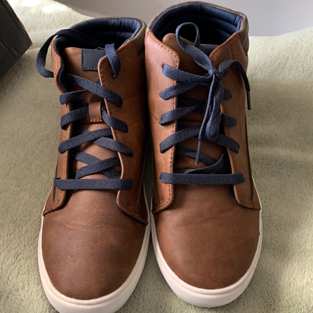 Casual sneaker (Walmart brand)